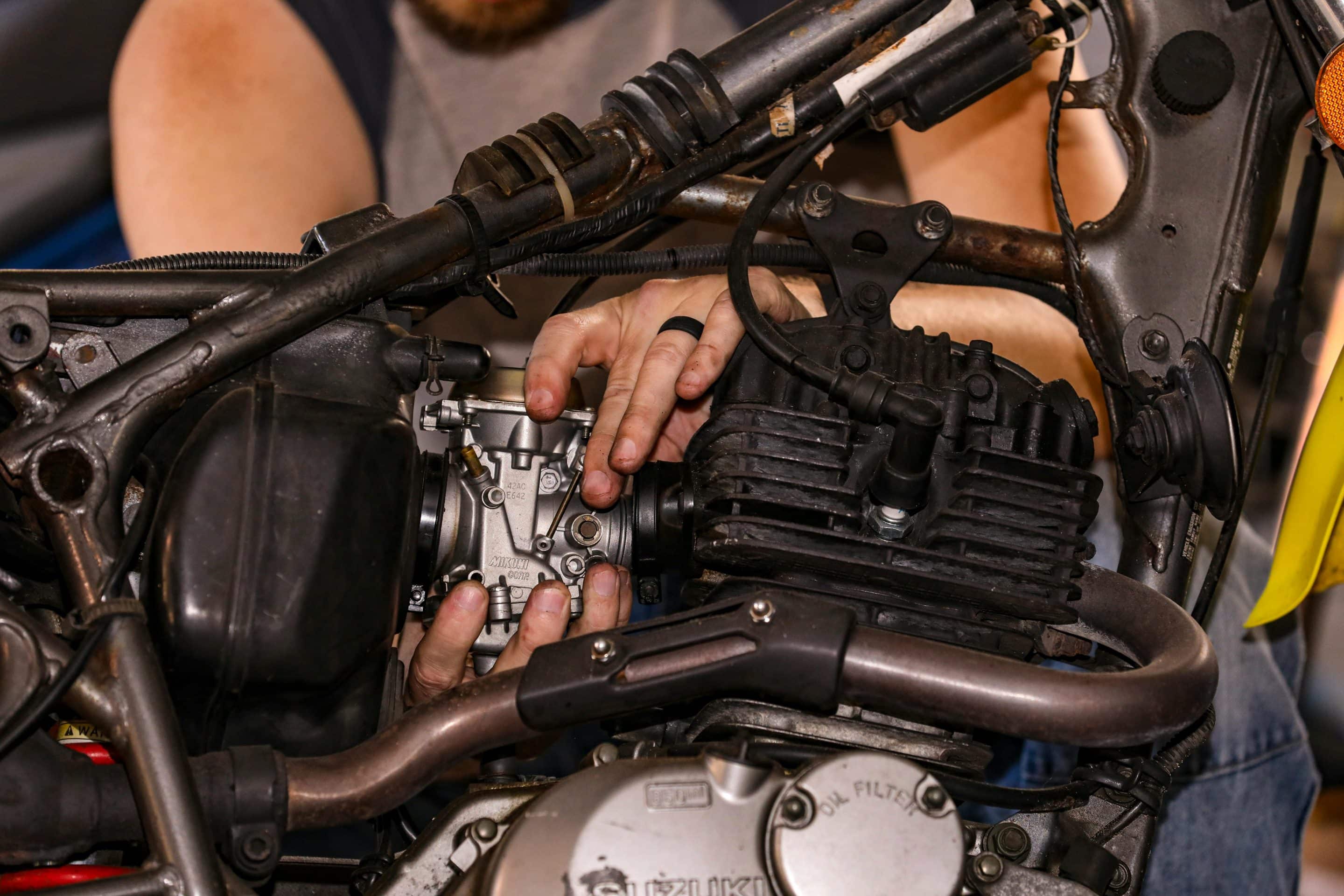 Mecánico en el taller de motos en Pamplona trabajando en una moto